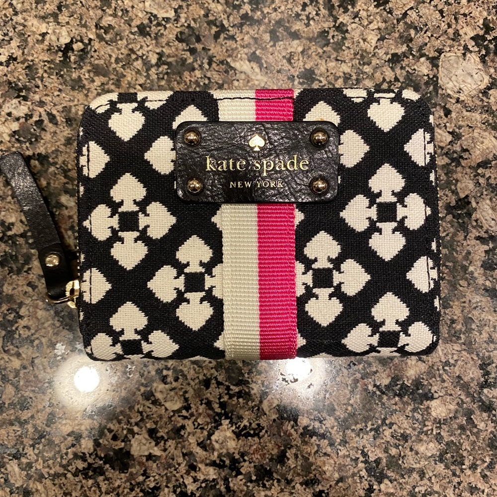 Kate Spade Small Wallet. NWOT. Great size for small bags!